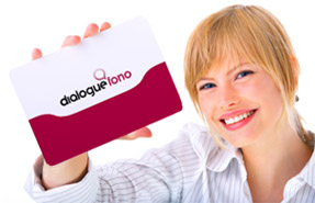 mulher segurando o crach� da Dialogue Fono